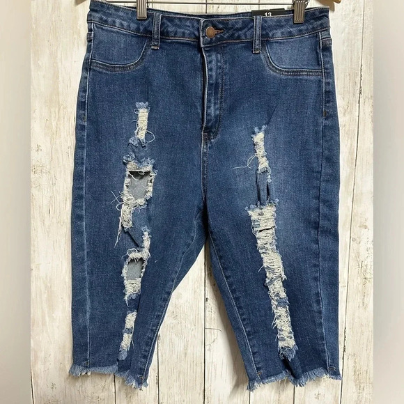 Fashion Nova Distressed Bermuda Short Jeans Size 13 - Picture 2 of 10